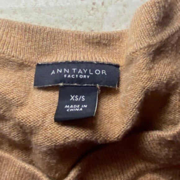 Ann Taylor Factory Womens Tan Pullover Sweater W/ Faux Leather Pockets XS/S - Picture 3 of 6